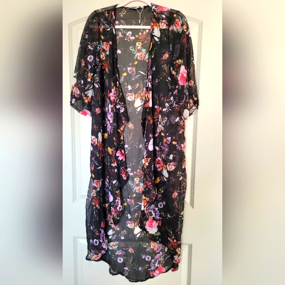 SALE 💰 🛍️ NWOT Floral Kimono M